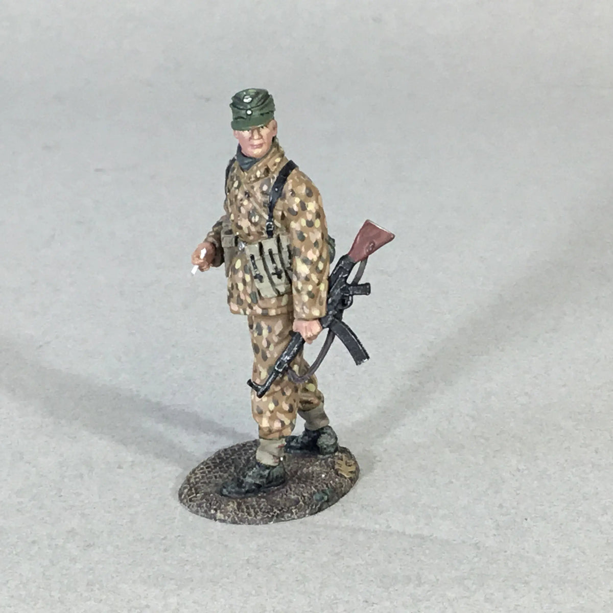 25159 German Waffen SS Grenadier with StG-44 Turning, 1944-45 – The ...
